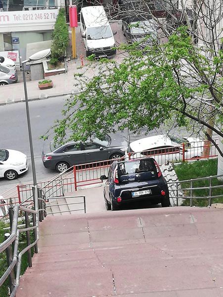 Şaşırtan görüntü! Merdivenleri yol sanınca... 5