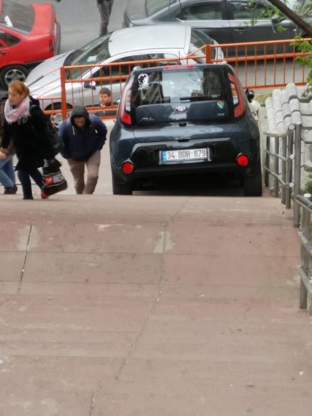 Şaşırtan görüntü! Merdivenleri yol sanınca... 3