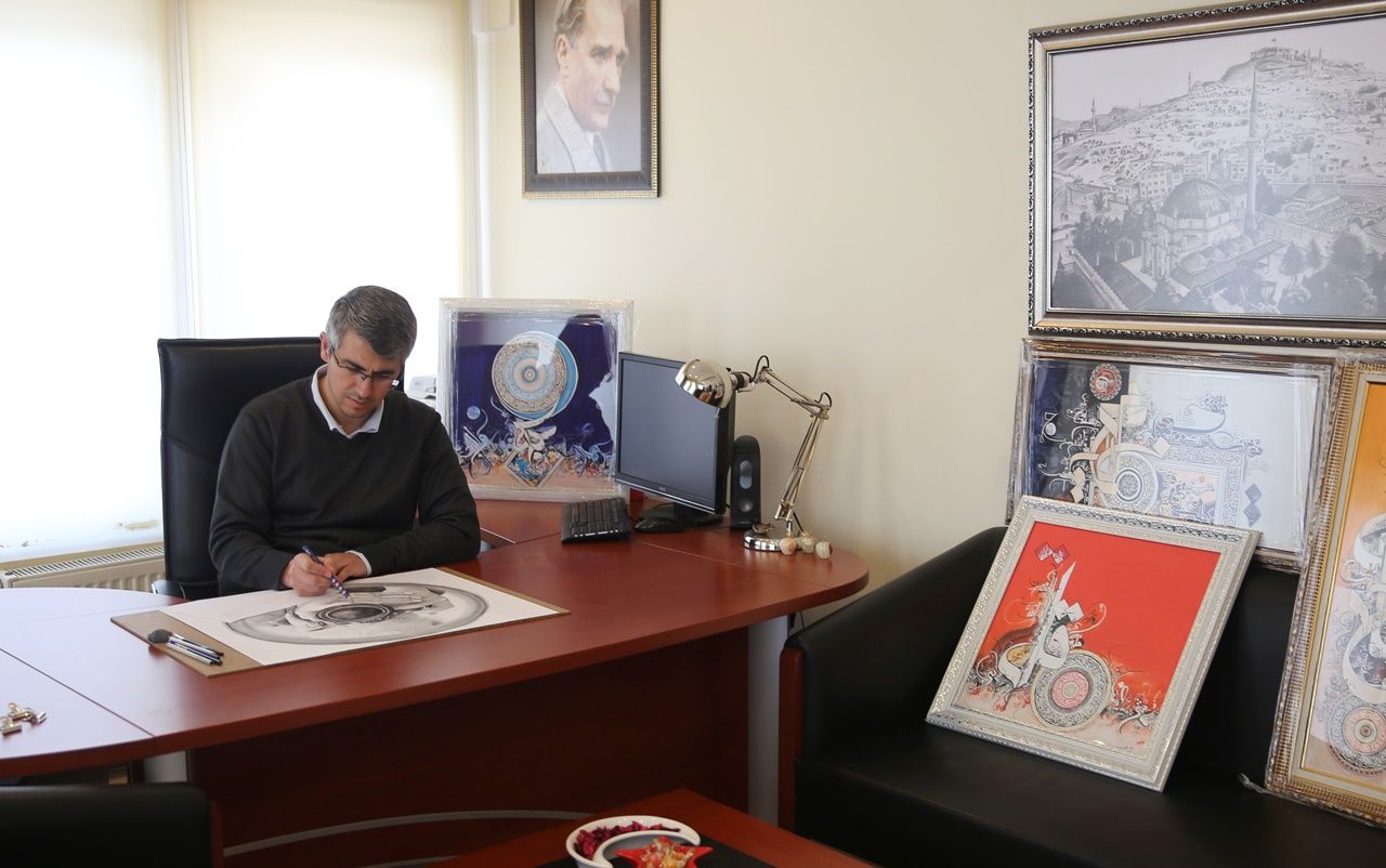 Ressam polis, özgün çalışmalara imza atıyor... 2
