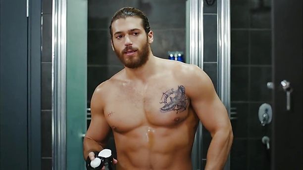 Can Yaman rol arkadaşını hastanelik etti! 1