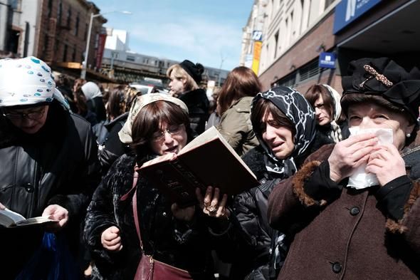 Bu cenazede telefonu olan tabuta dokunamıyor! 9