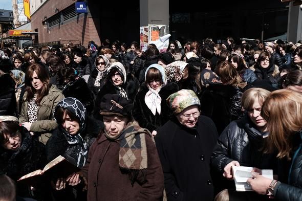 Bu cenazede telefonu olan tabuta dokunamıyor! 7