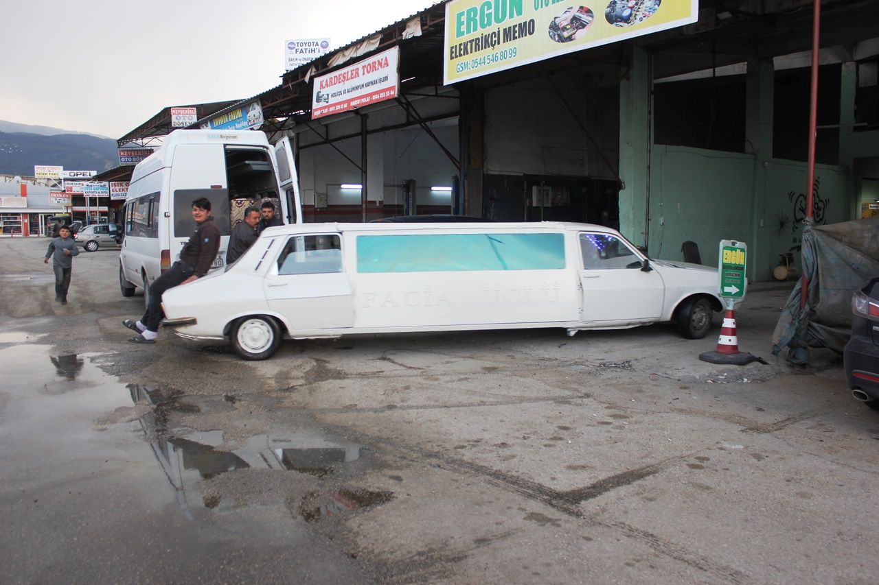 Düğünü için 1978 model aracı limuzine dönüştürdü! 9