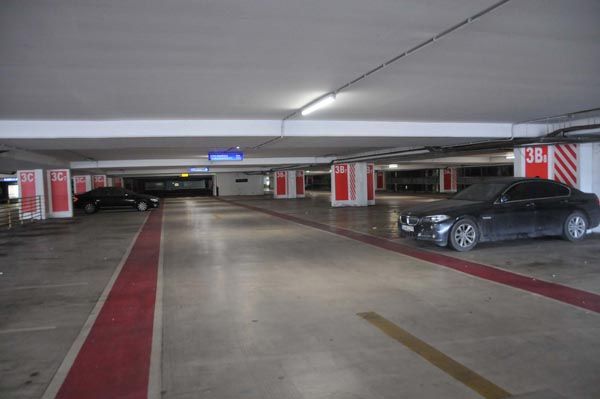 Bu arabaları Atatürk Havalimanı'nda unutup gittiler! 1