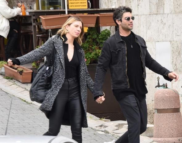 Şükrü Özyıldız set arkadaşıyla aşk yaşıyor! 1