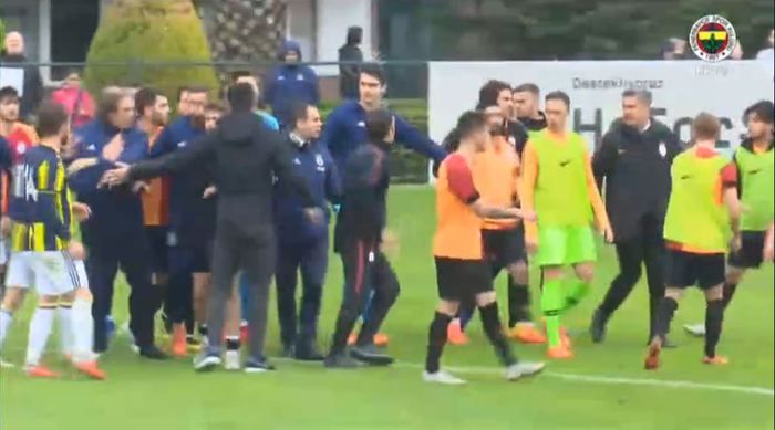 Günün ilk derbisinde saha karıştı! 2