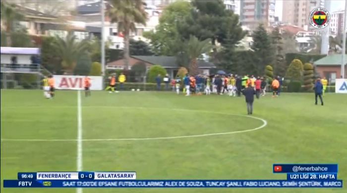 Günün ilk derbisinde saha karıştı! 3