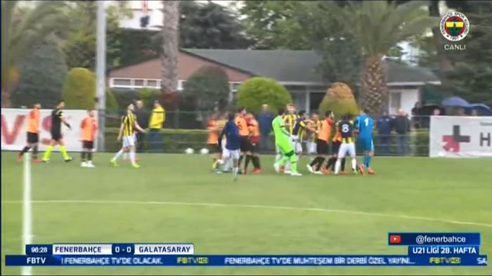 Günün ilk derbisinde saha karıştı! 6
