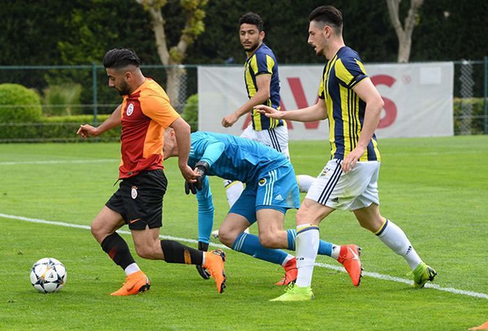 Günün ilk derbisinde saha karıştı! 9