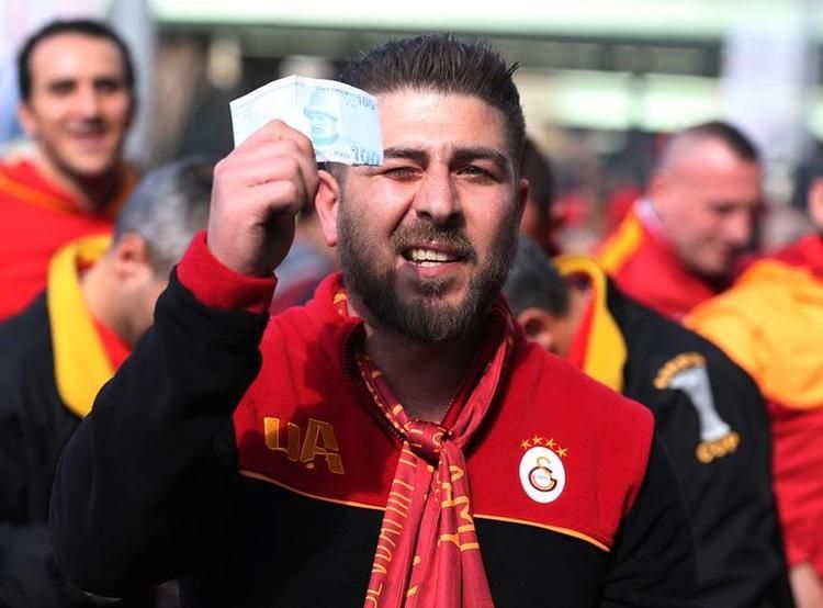 Galatasaraylı taraftarlar 'Fener Ol' kampanyasıyla böyle dalga geçti! 3