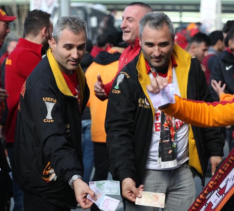 Galatasaraylı taraftarlar 'Fener Ol' kampanyasıyla böyle dalga geçti! 4