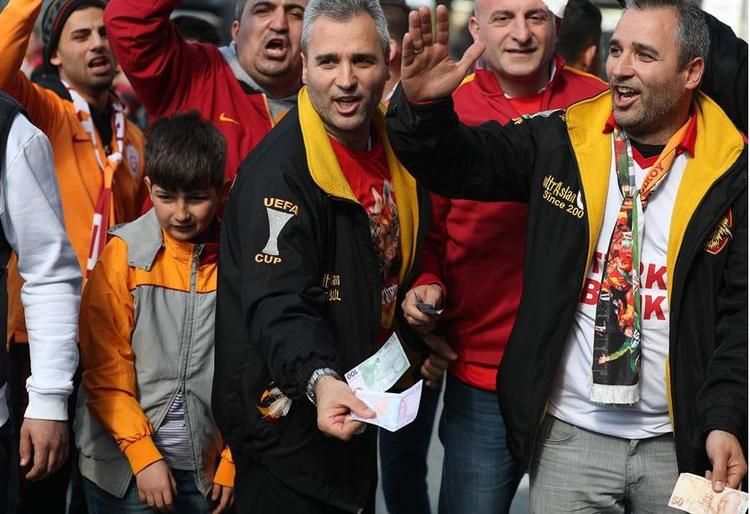Galatasaraylı taraftarlar 'Fener Ol' kampanyasıyla böyle dalga geçti! 5
