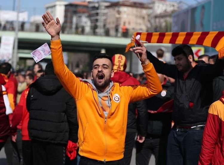 Galatasaraylı taraftarlar 'Fener Ol' kampanyasıyla böyle dalga geçti! 7