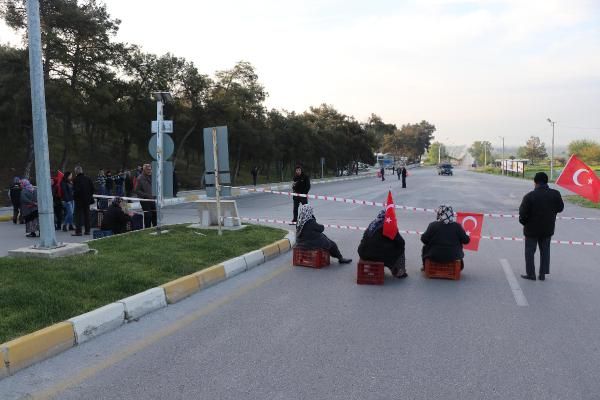 "Burası bizim" deyip karayolunu trafiğe kapattılar 1