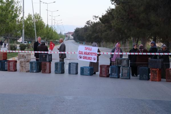"Burası bizim" deyip karayolunu trafiğe kapattılar 2