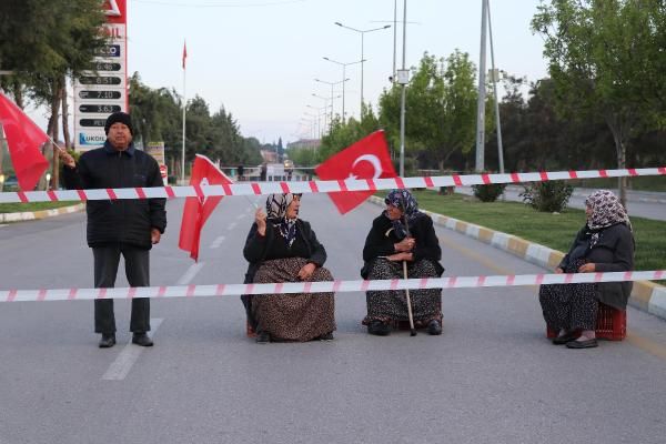 "Burası bizim" deyip karayolunu trafiğe kapattılar 3