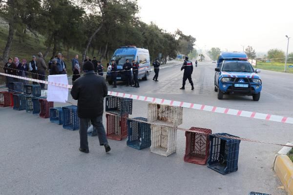 "Burası bizim" deyip karayolunu trafiğe kapattılar 4