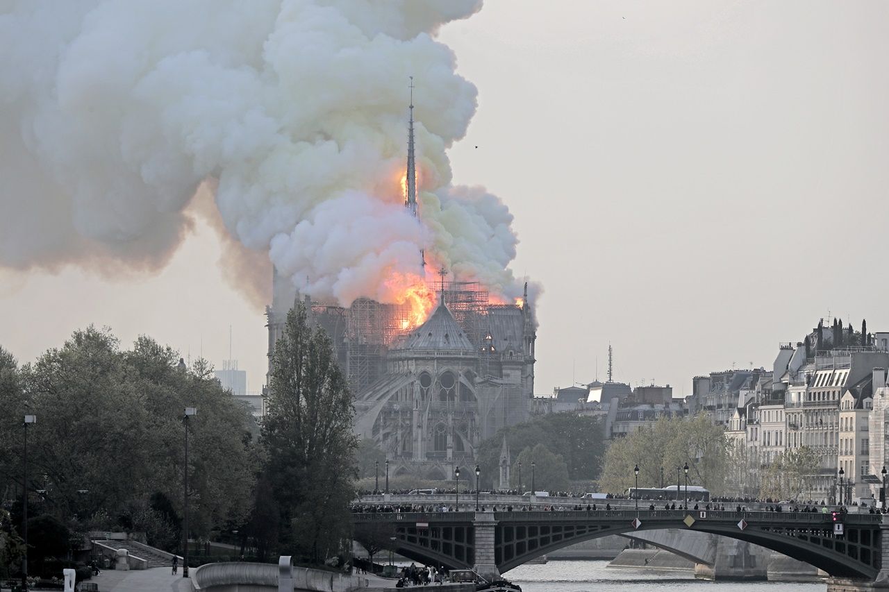 850 yıllık Notre Dame'de büyük yangın... 2