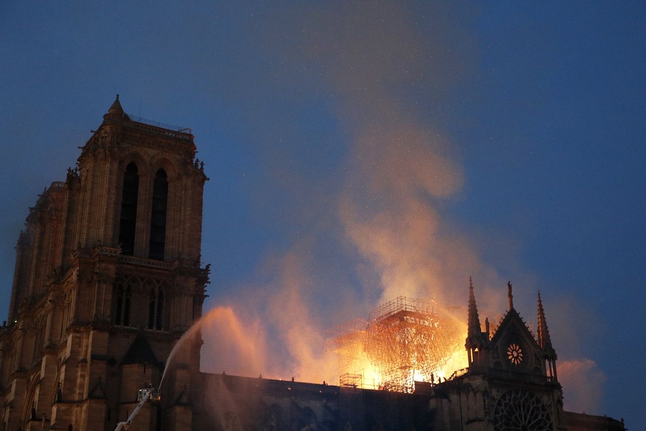 850 yıllık Notre Dame'de büyük yangın... 7