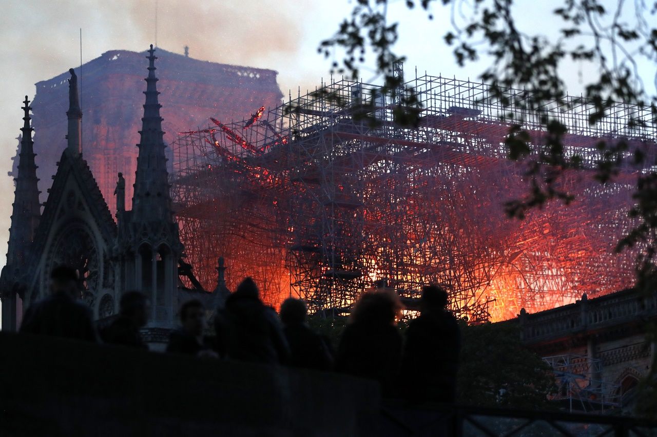 850 yıllık Notre Dame'de büyük yangın... 8