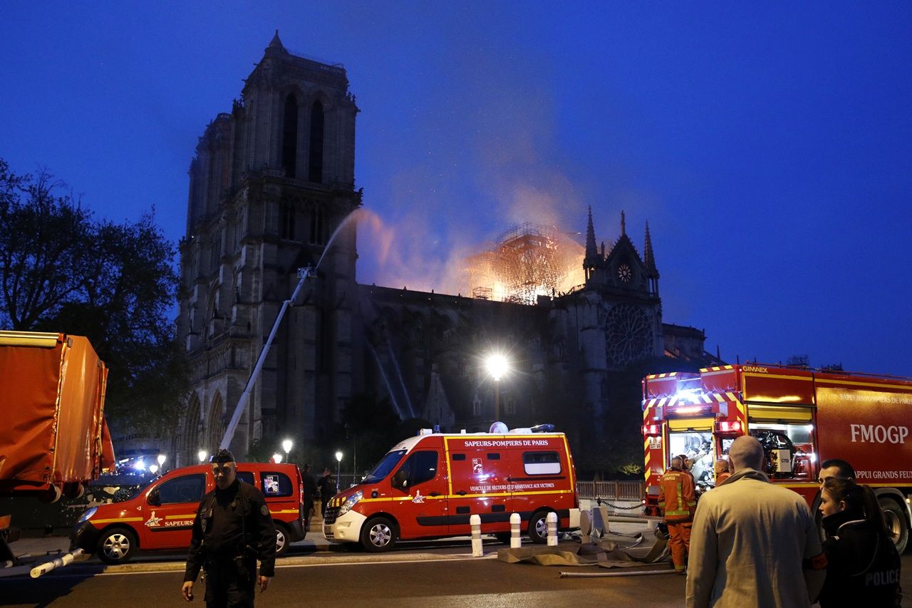 850 yıllık Notre Dame'de büyük yangın... 9