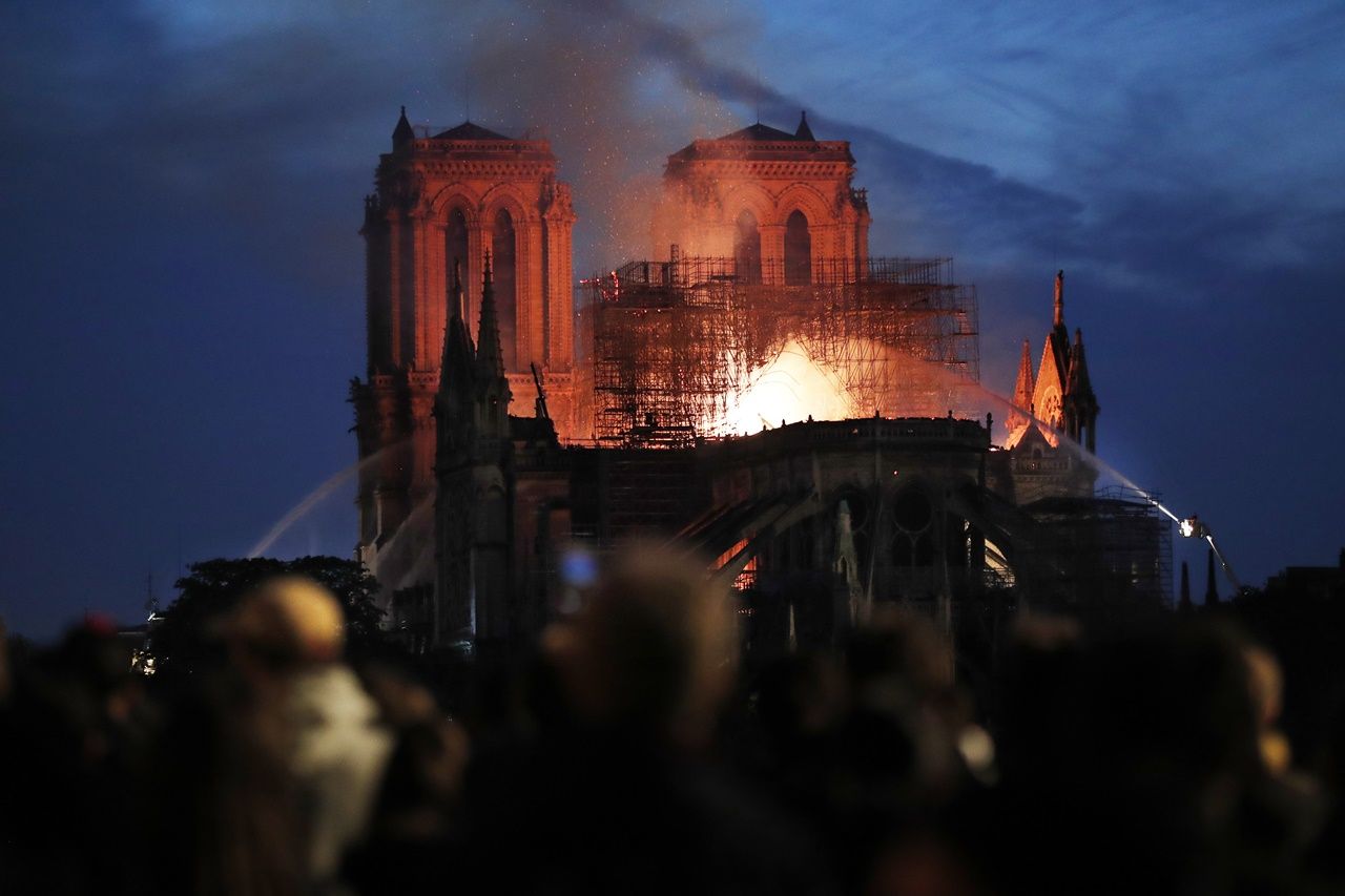 850 yıllık Notre Dame'de büyük yangın... 10