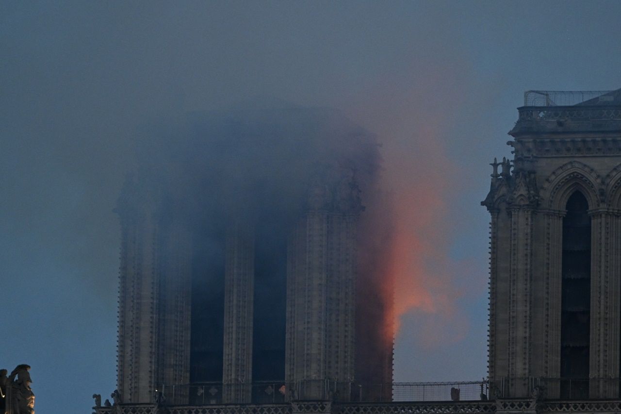 850 yıllık Notre Dame'de büyük yangın... 11