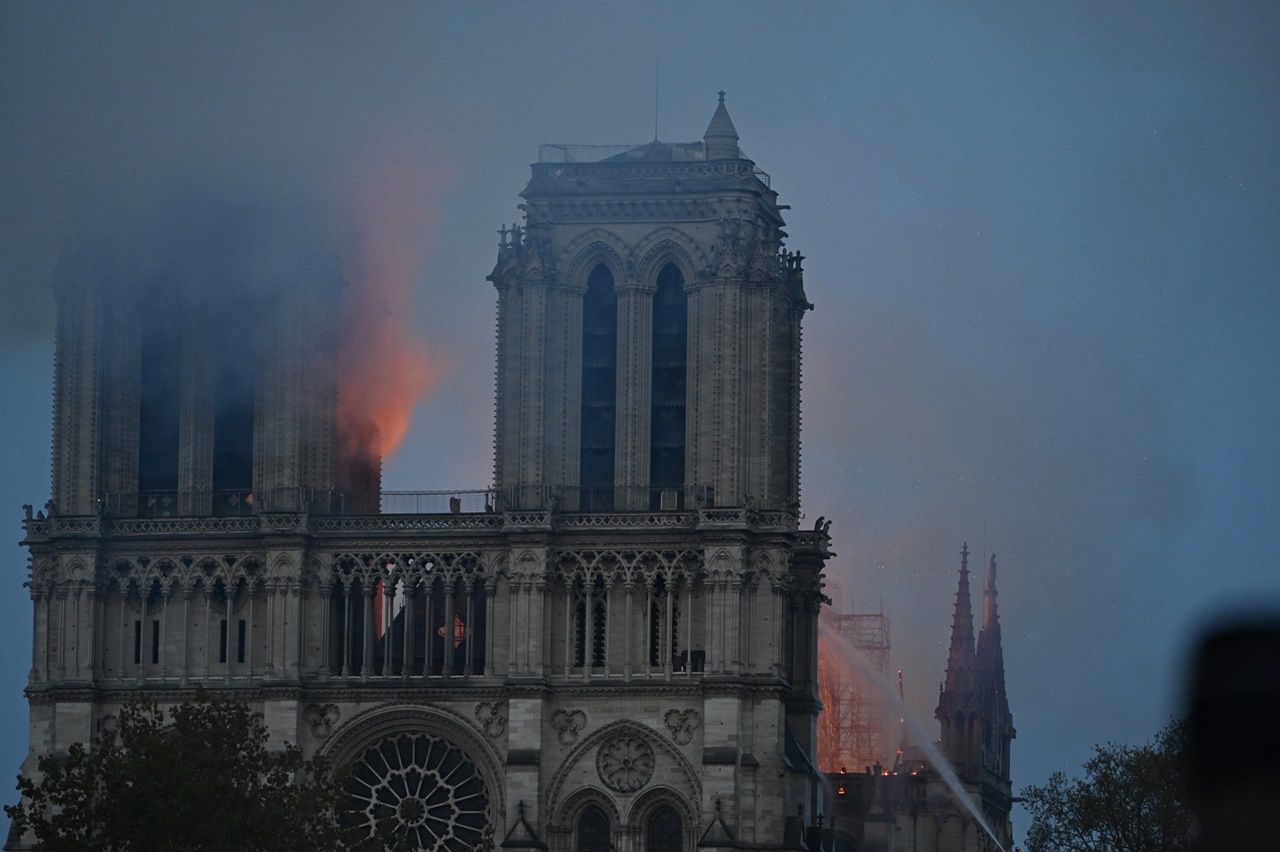 850 yıllık Notre Dame'de büyük yangın... 12