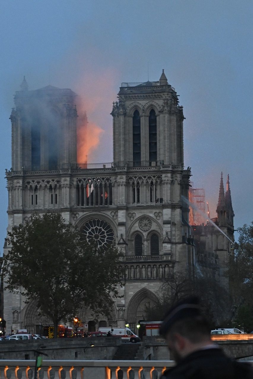 850 yıllık Notre Dame'de büyük yangın... 14