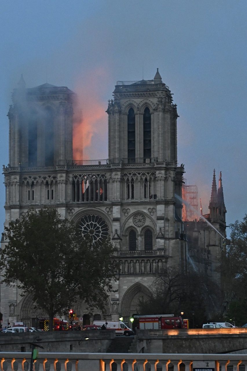 850 yıllık Notre Dame'de büyük yangın... 15