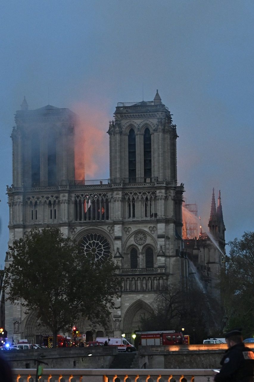 850 yıllık Notre Dame'de büyük yangın... 16