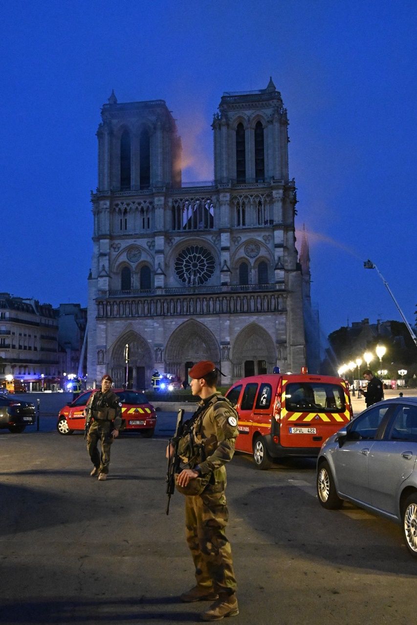 850 yıllık Notre Dame'de büyük yangın... 17