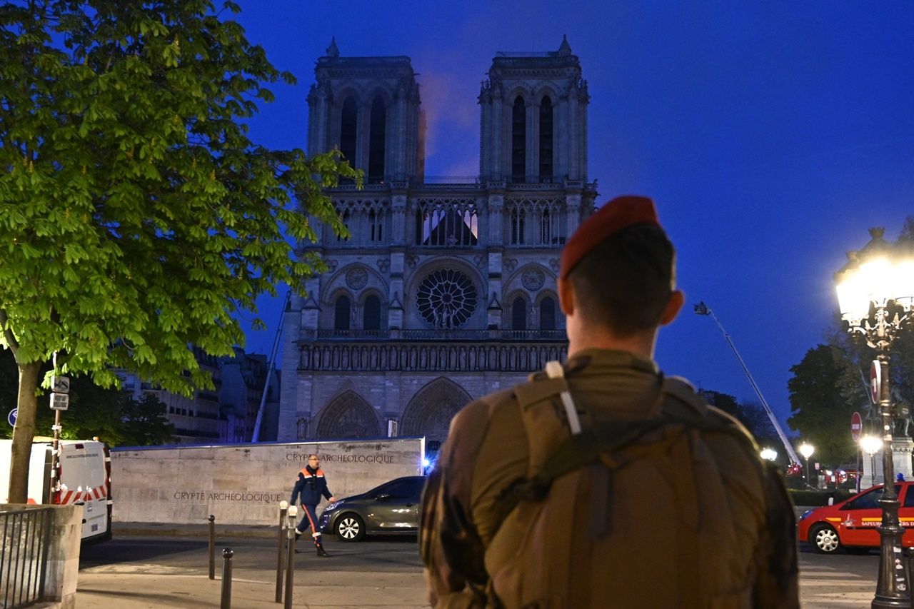 850 yıllık Notre Dame'de büyük yangın... 18