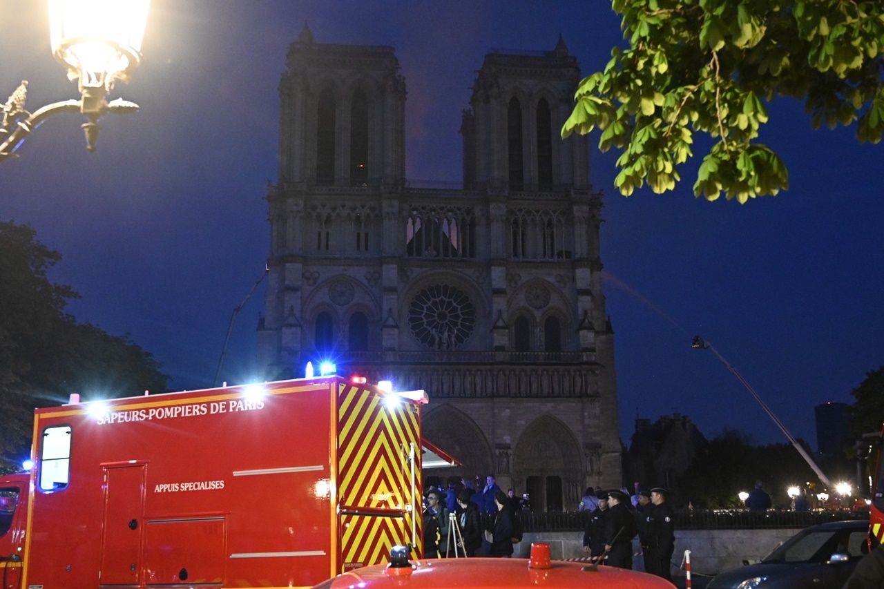 850 yıllık Notre Dame'de büyük yangın... 22