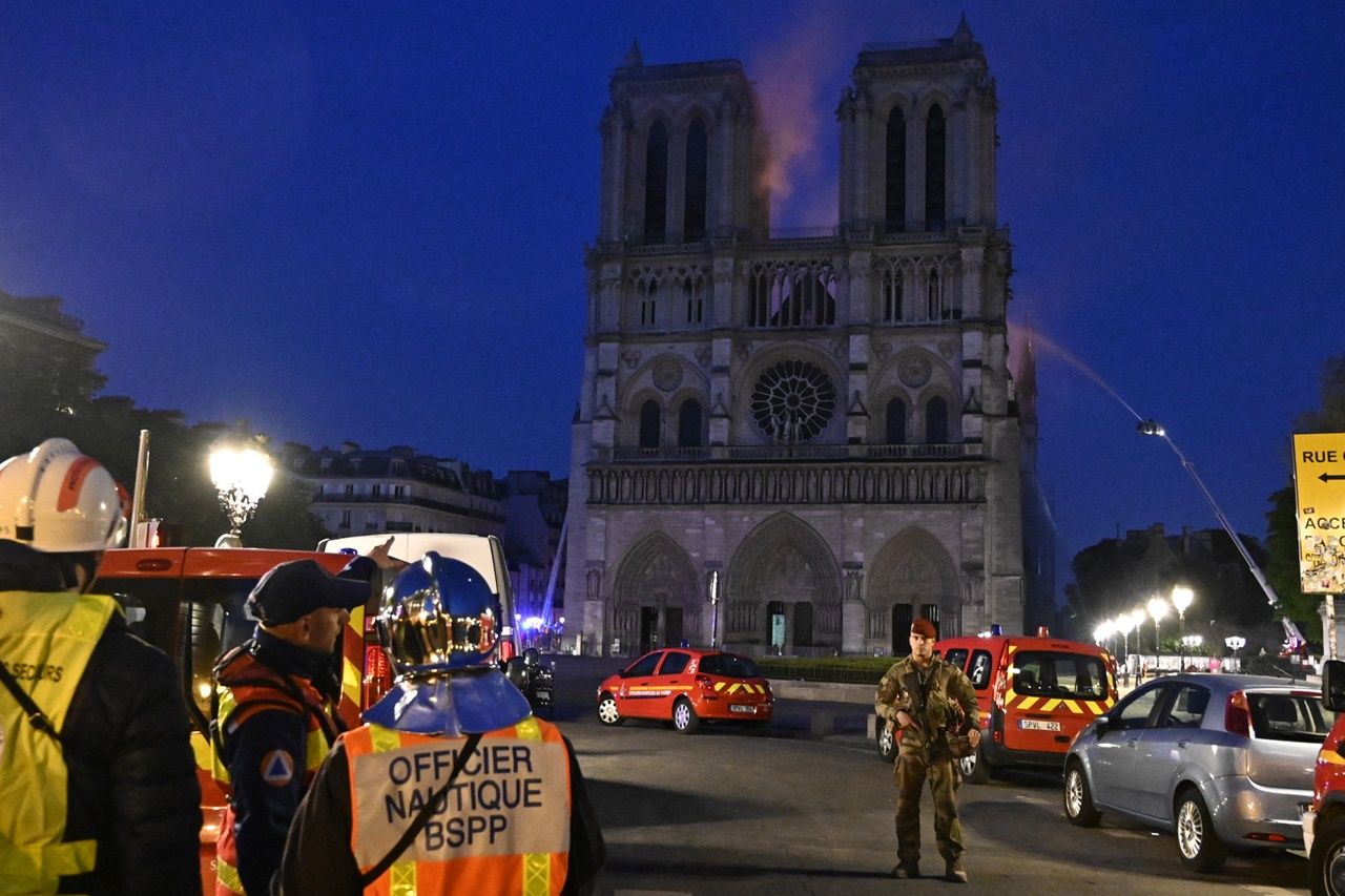 850 yıllık Notre Dame'de büyük yangın... 23
