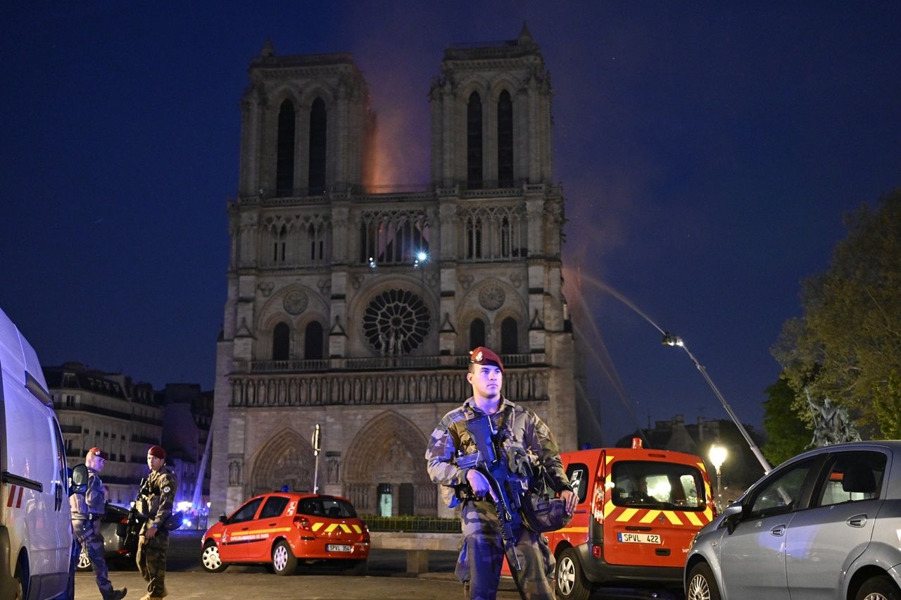 850 yıllık Notre Dame'de büyük yangın... 24