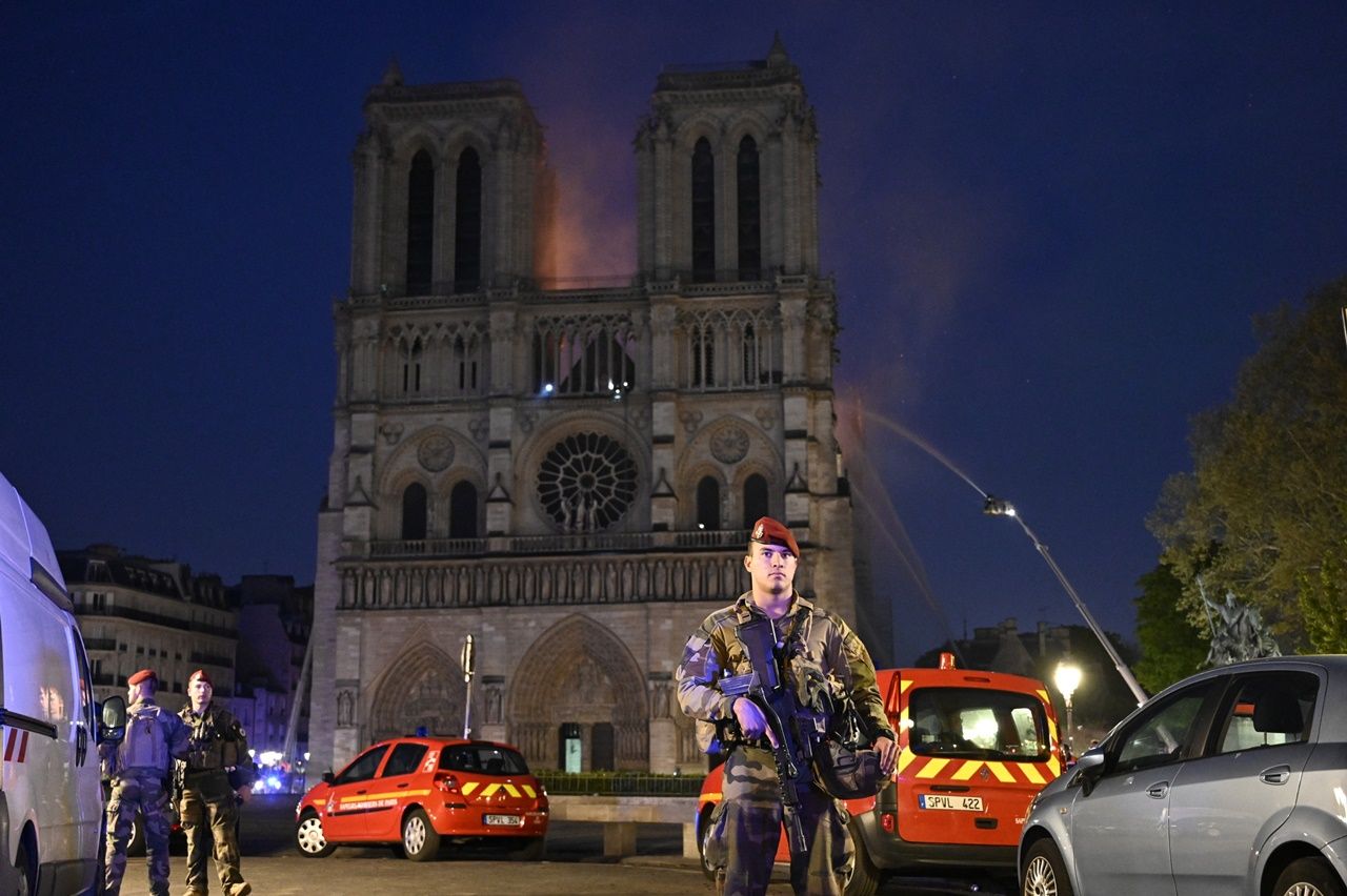 850 yıllık Notre Dame'de büyük yangın... 25