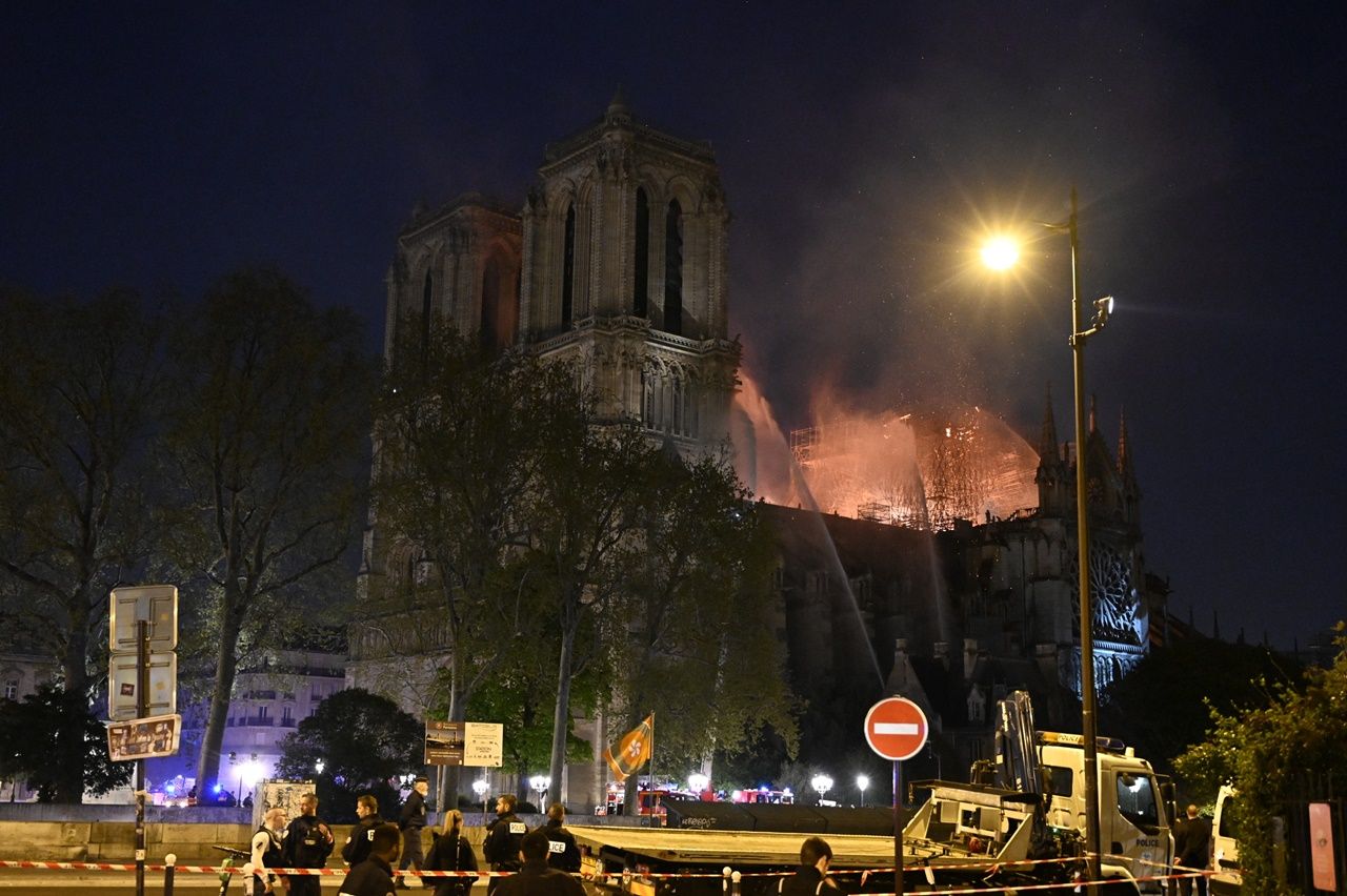 850 yıllık Notre Dame'de büyük yangın... 26