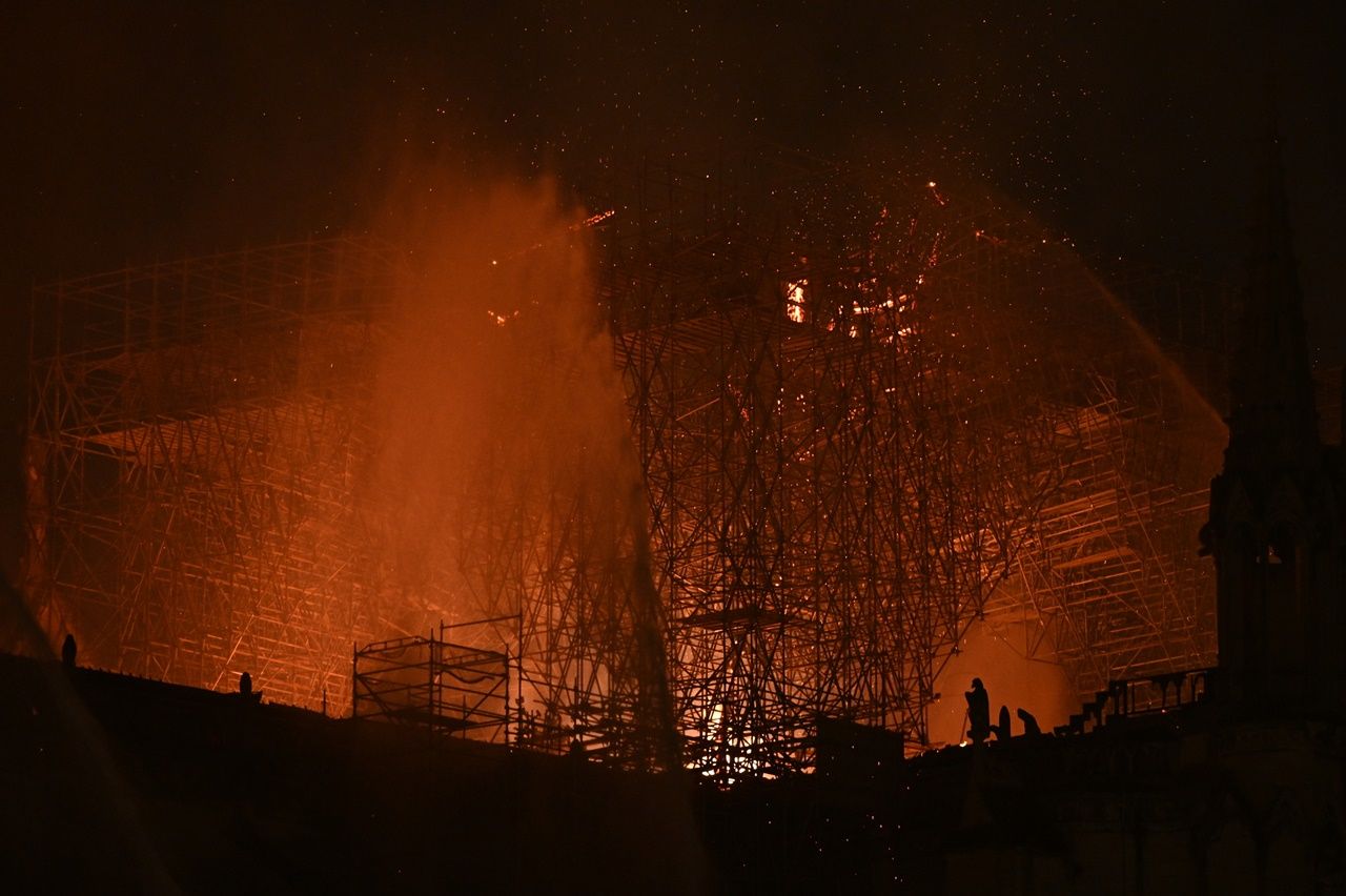 850 yıllık Notre Dame'de büyük yangın... 27