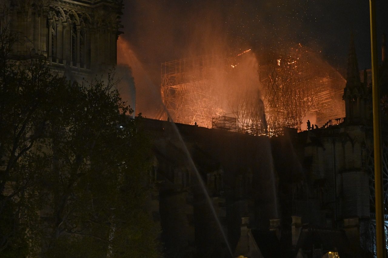 850 yıllık Notre Dame'de büyük yangın... 28