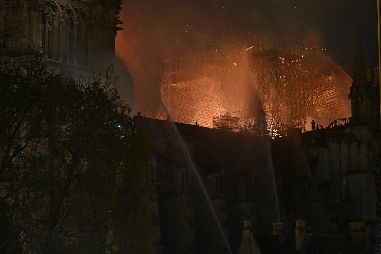 850 yıllık Notre Dame'de büyük yangın... 29
