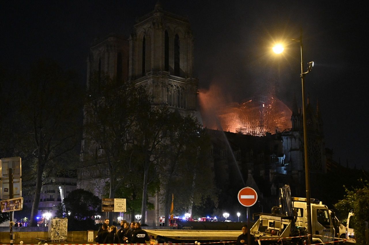 850 yıllık Notre Dame'de büyük yangın... 32