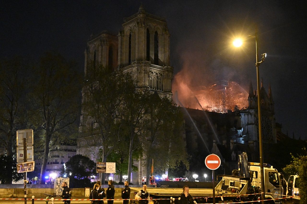 850 yıllık Notre Dame'de büyük yangın... 33