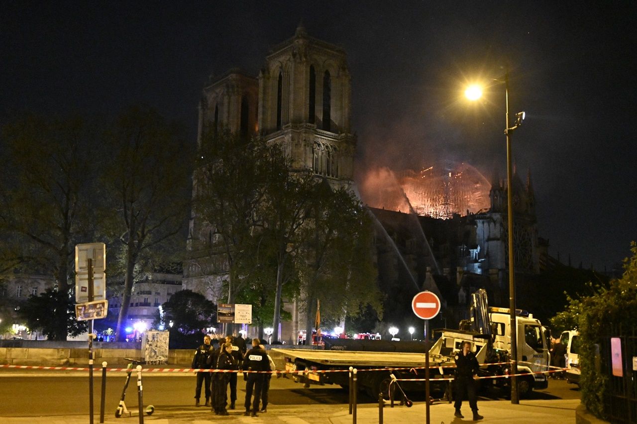 850 yıllık Notre Dame'de büyük yangın... 35