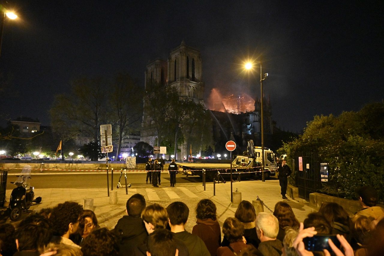 850 yıllık Notre Dame'de büyük yangın... 36