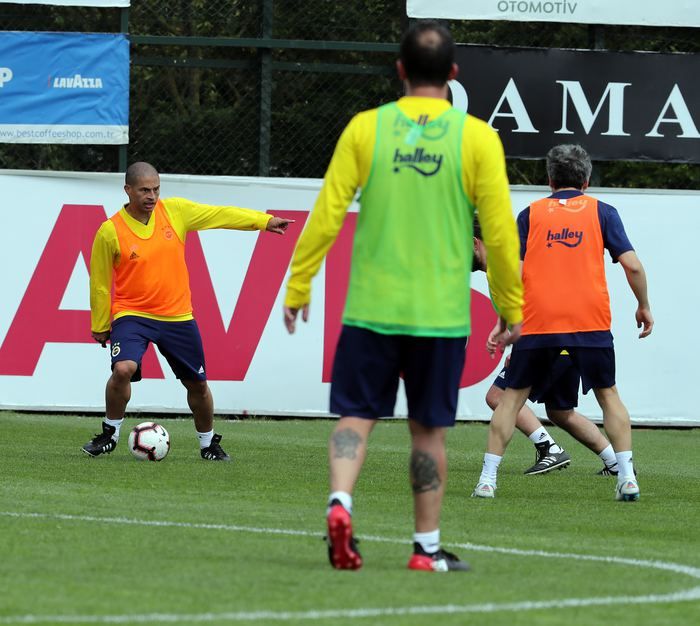 Fenerbahçe'nin eski yıldızları sahneye çıktı! 19