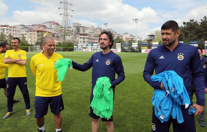 Fenerbahçe'nin eski yıldızları sahneye çıktı! 24