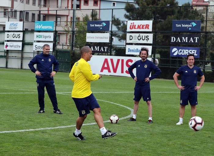 Fenerbahçe'nin eski yıldızları sahneye çıktı! 23