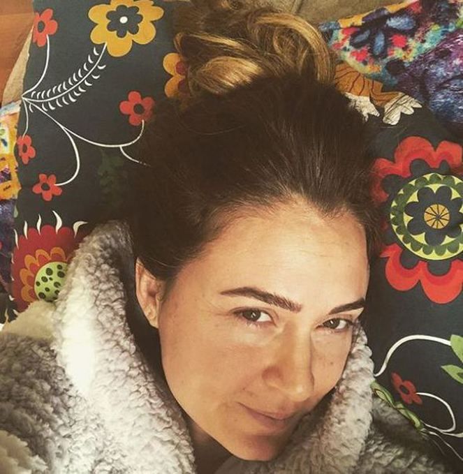 Ceyda Düvenci dün gece hastaneye kaldırıldı! 4