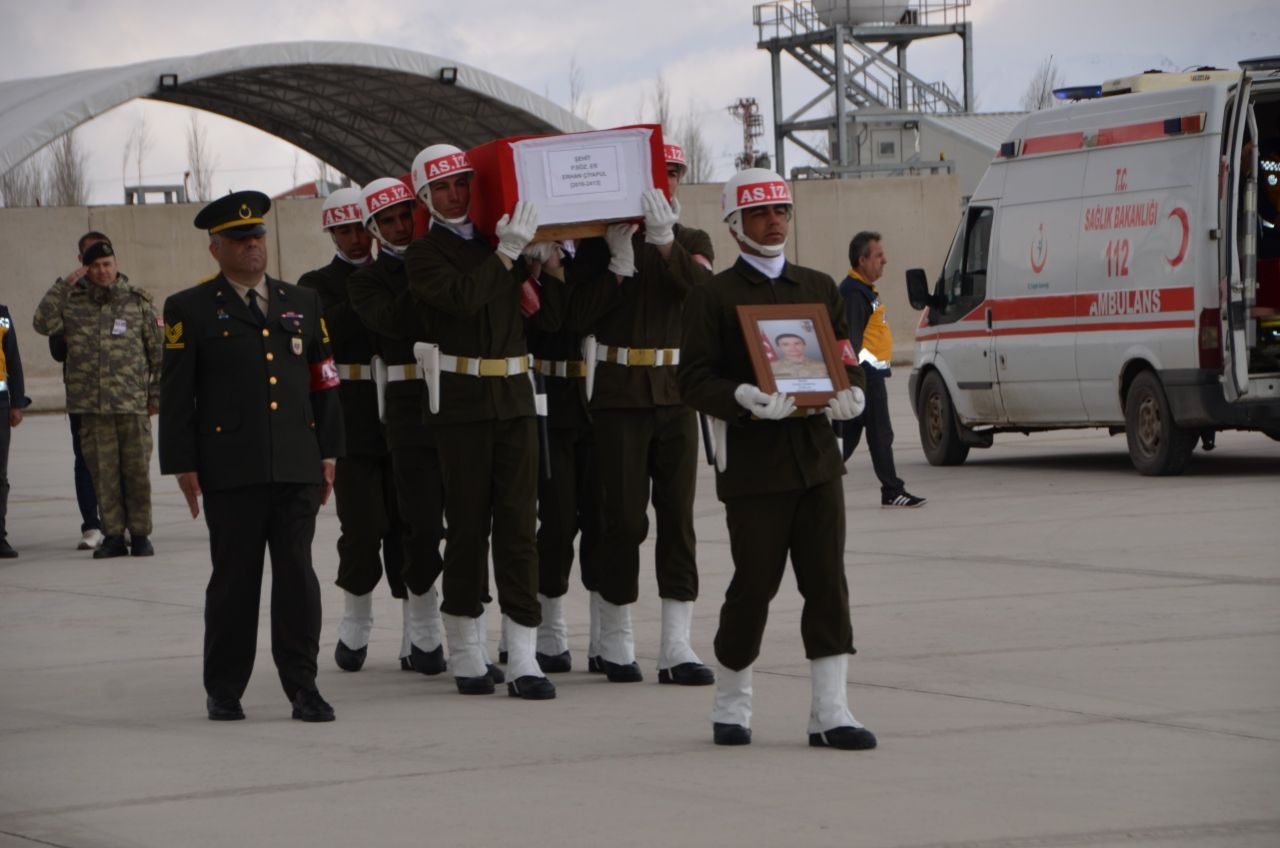Hakkari şehitleri son yolculuklarına uğurlanıyor! 4